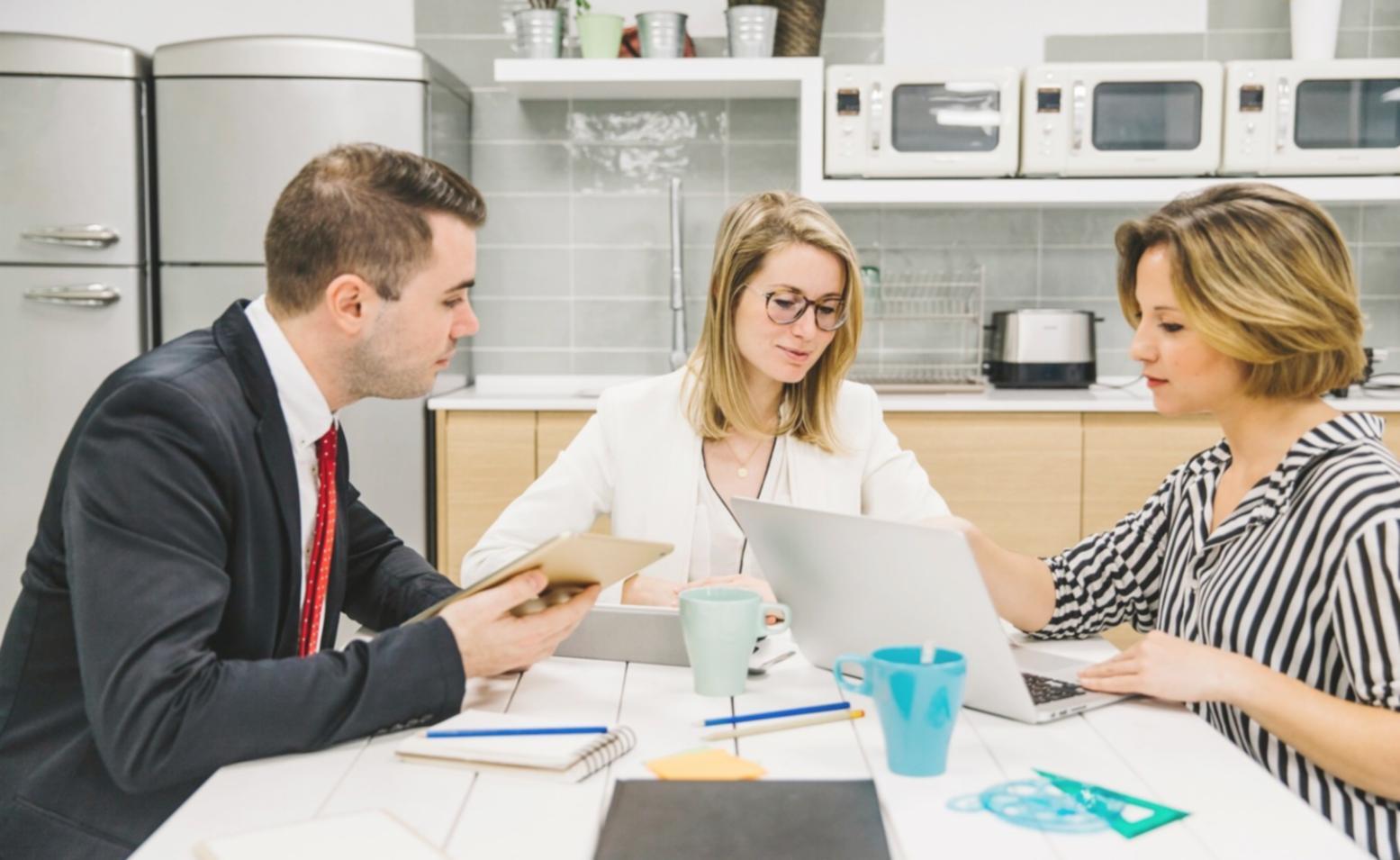 Análisis financiero detallado con gráficos y documentos