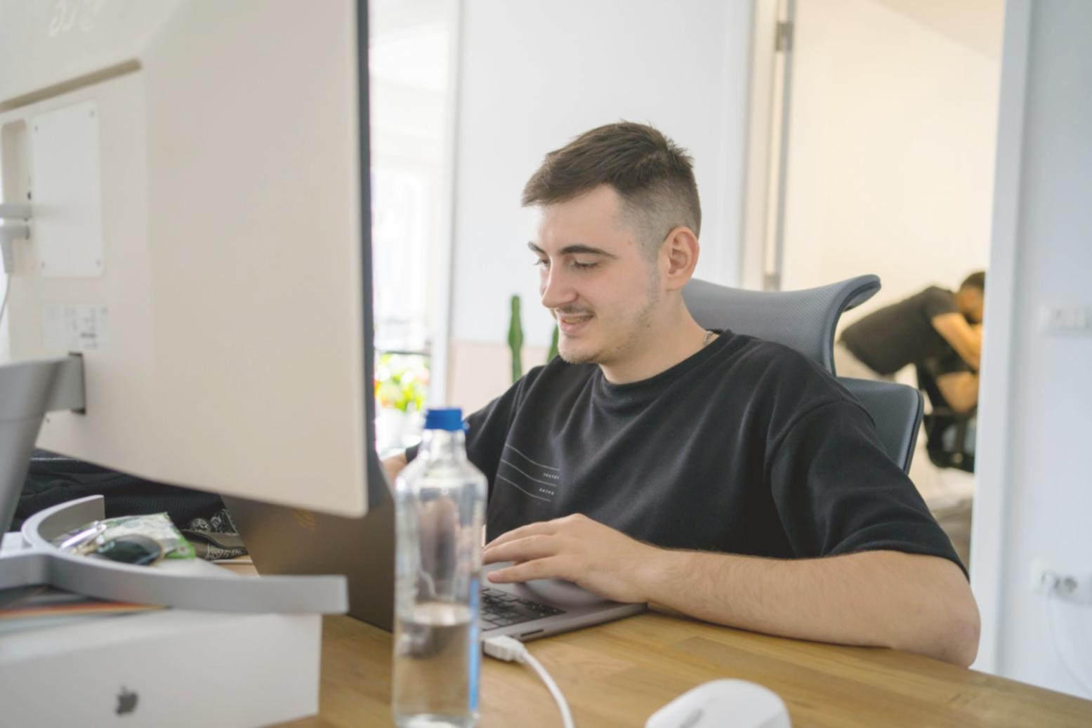 Equipo de análisis financiero trabajando con estados contables y documentos empresariales